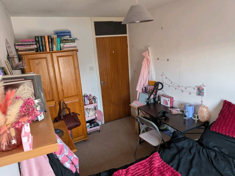 Room Lorian Close in Greater London
