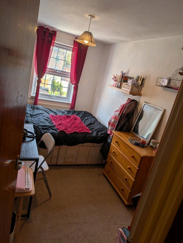 Room Lorian Close in Greater London