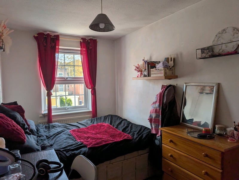 Room Lorian Close in Greater London