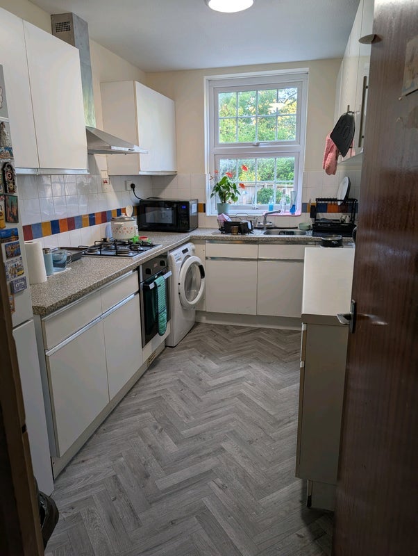 Room Lorian Close in Greater London