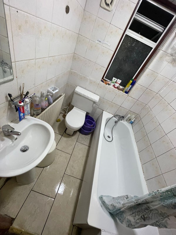 Room High Street South in Greater London