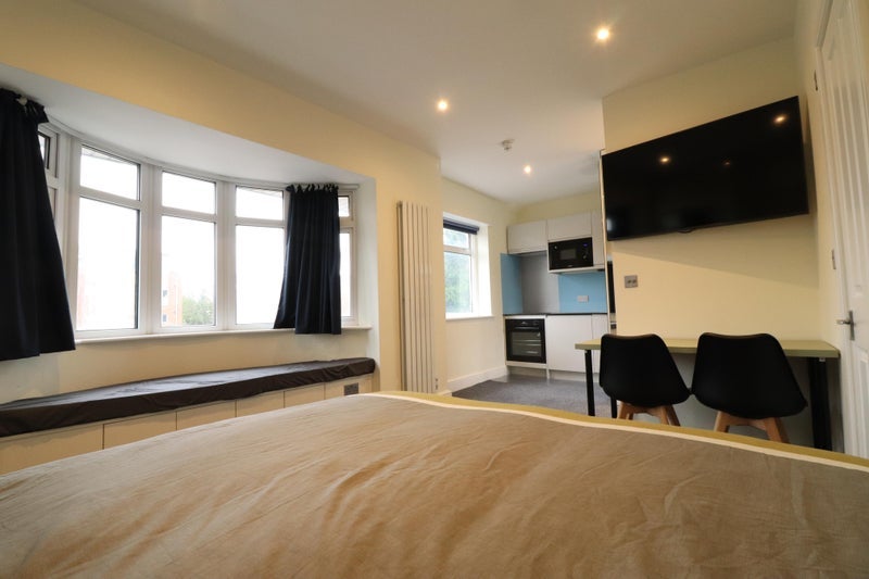 Room Western Avenue in Greater London