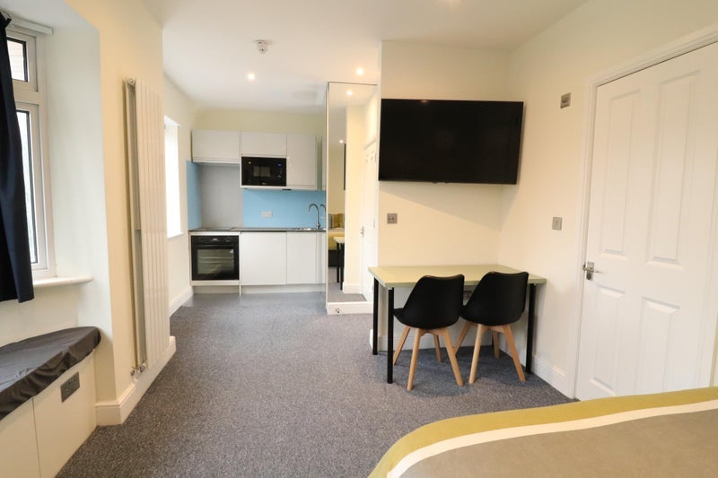 Room Western Avenue in Greater London