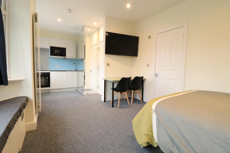 Room Western Avenue in Greater London