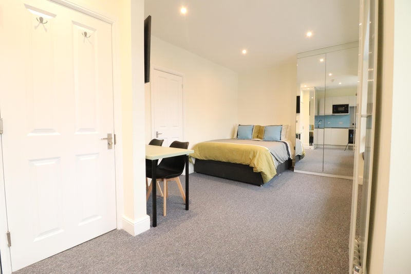 Room Western Avenue in Greater London