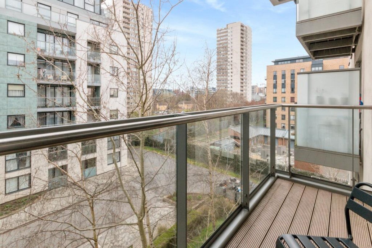 Flat Pump House Crescent in Greater London