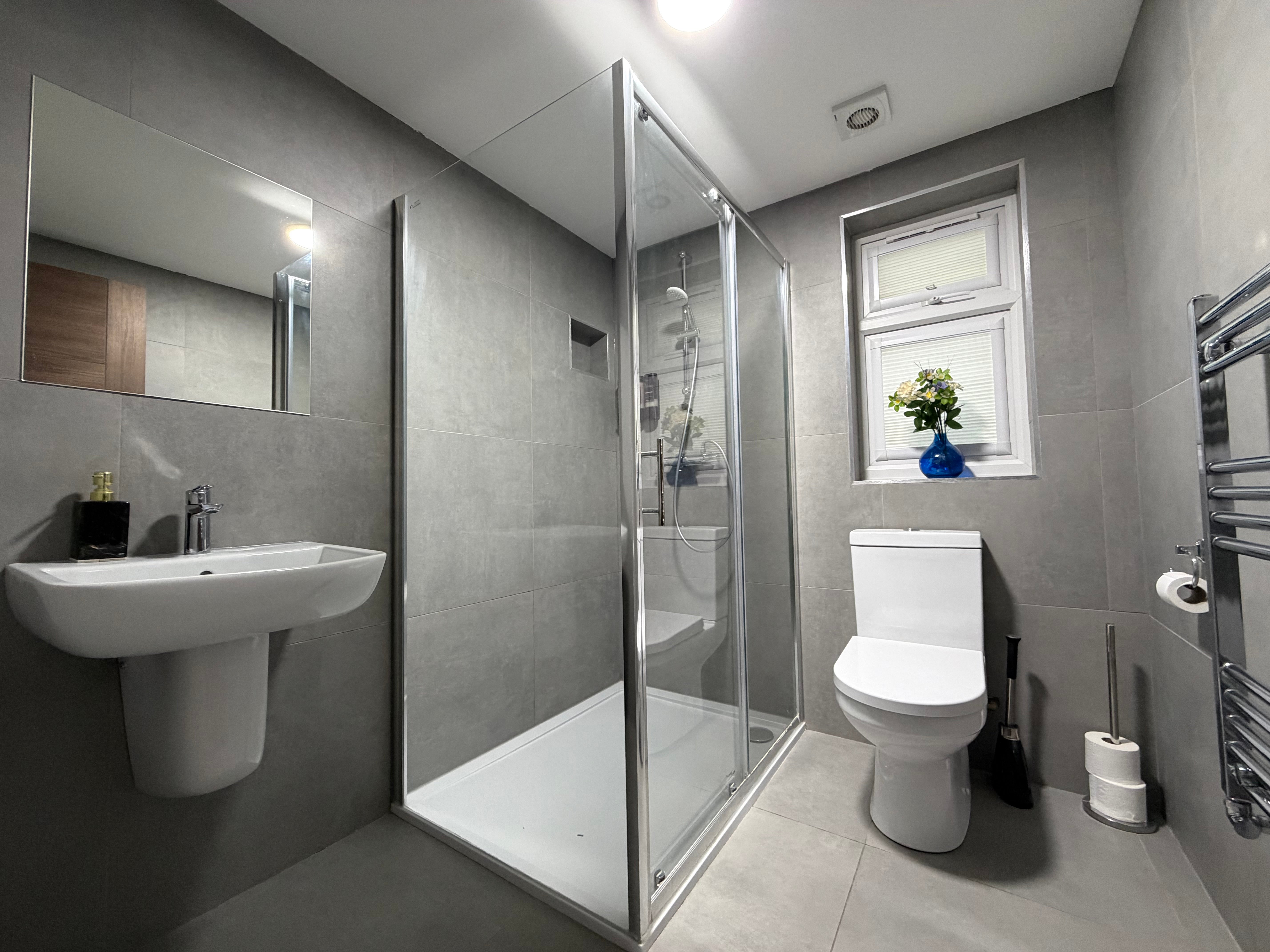 Flat Falmouth Gardens in Greater London