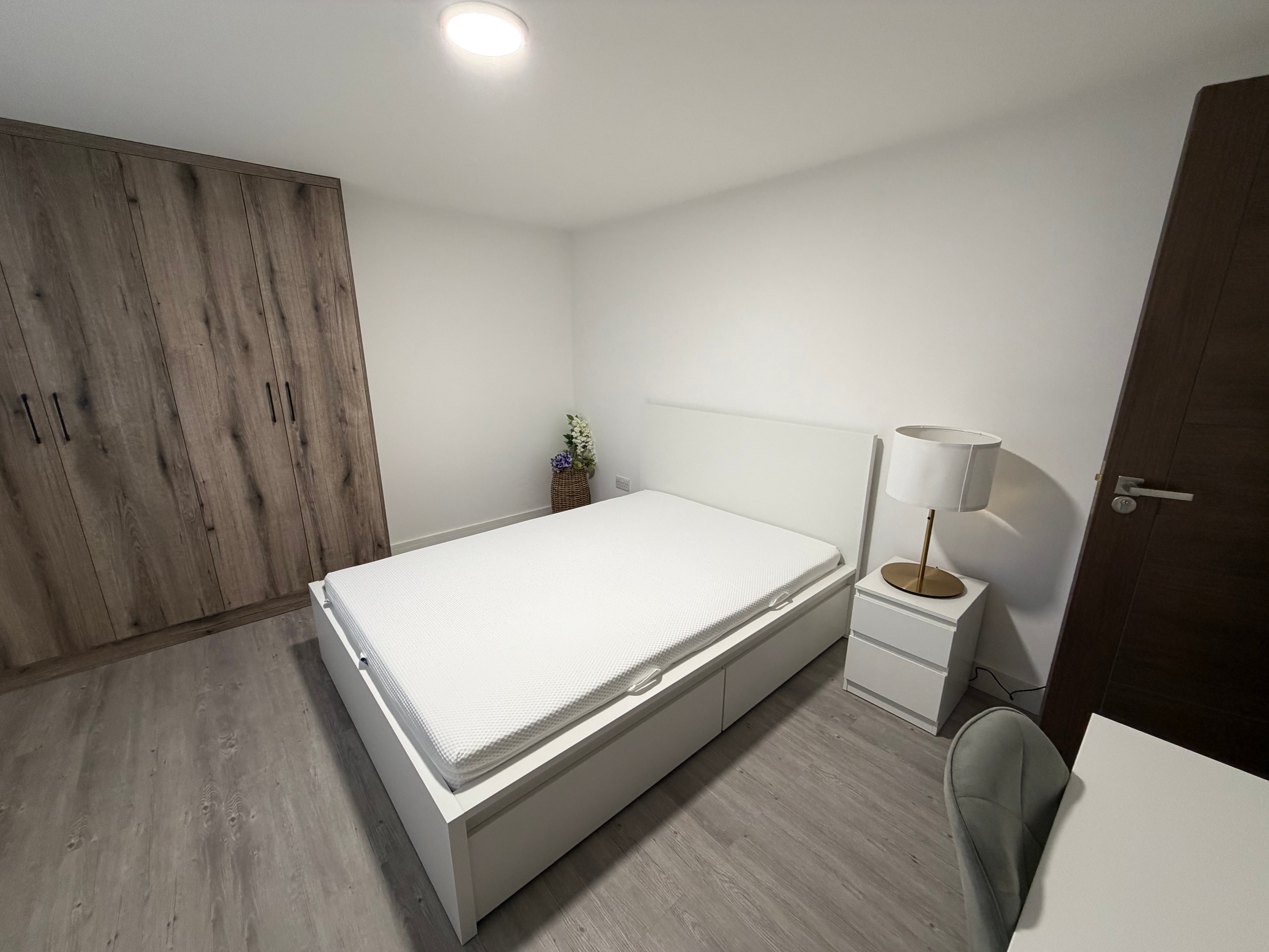 Flat Falmouth Gardens in Greater London