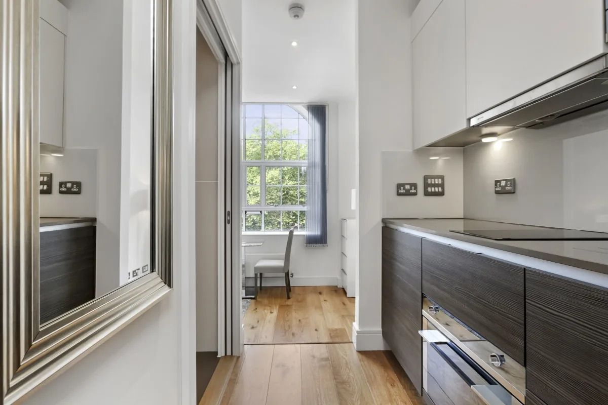 Flat Clapham Road in Greater London