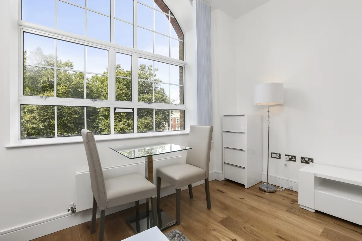 Flat Clapham Road in Greater London