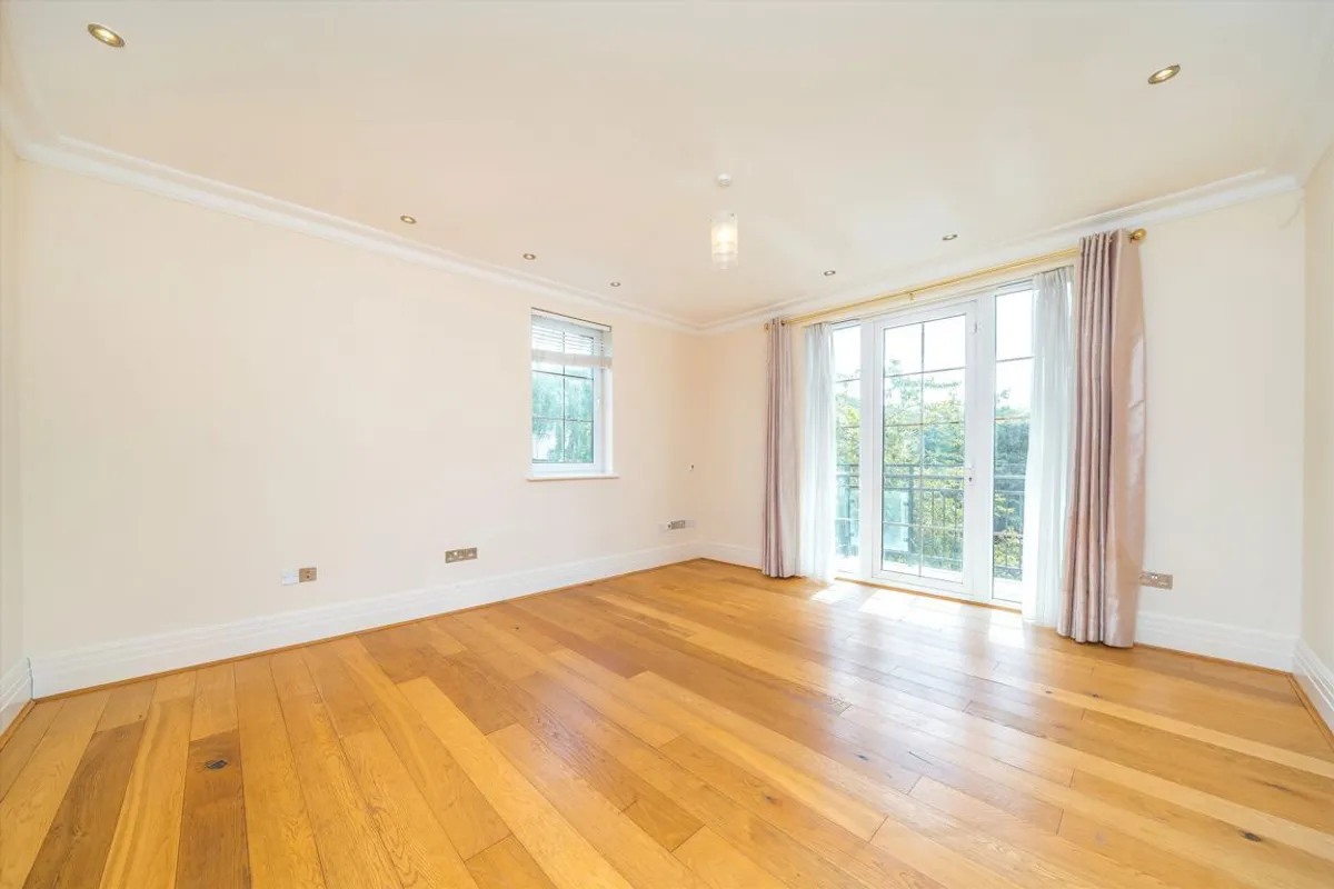 Flat Whitcome Mews in Greater London