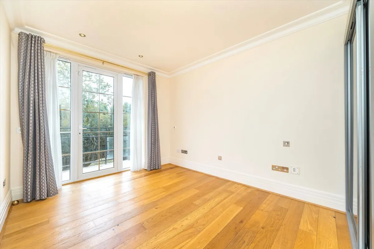 Flat Whitcome Mews in Greater London