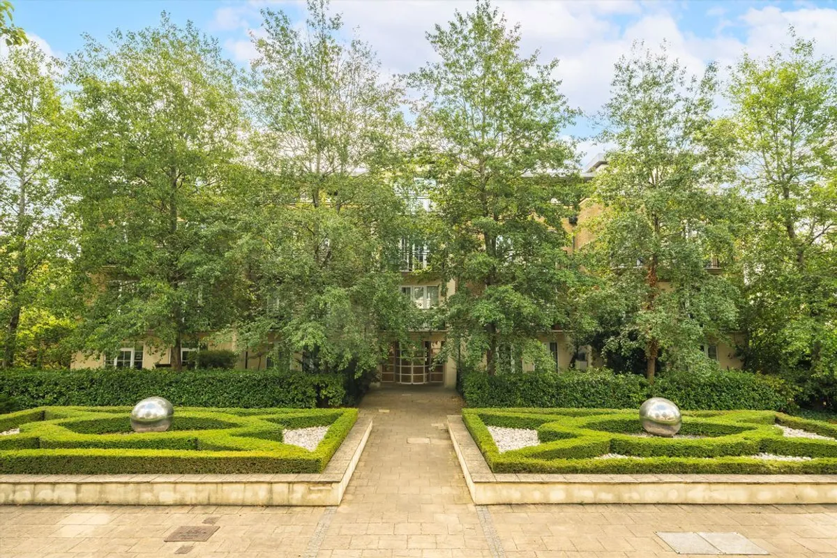 Flat Whitcome Mews in Greater London