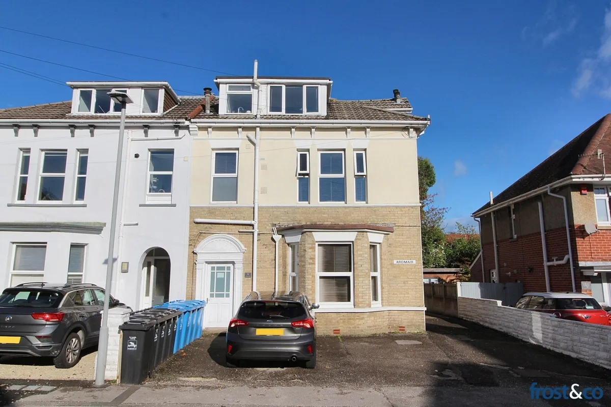 Flat Balmoral Road in Poole