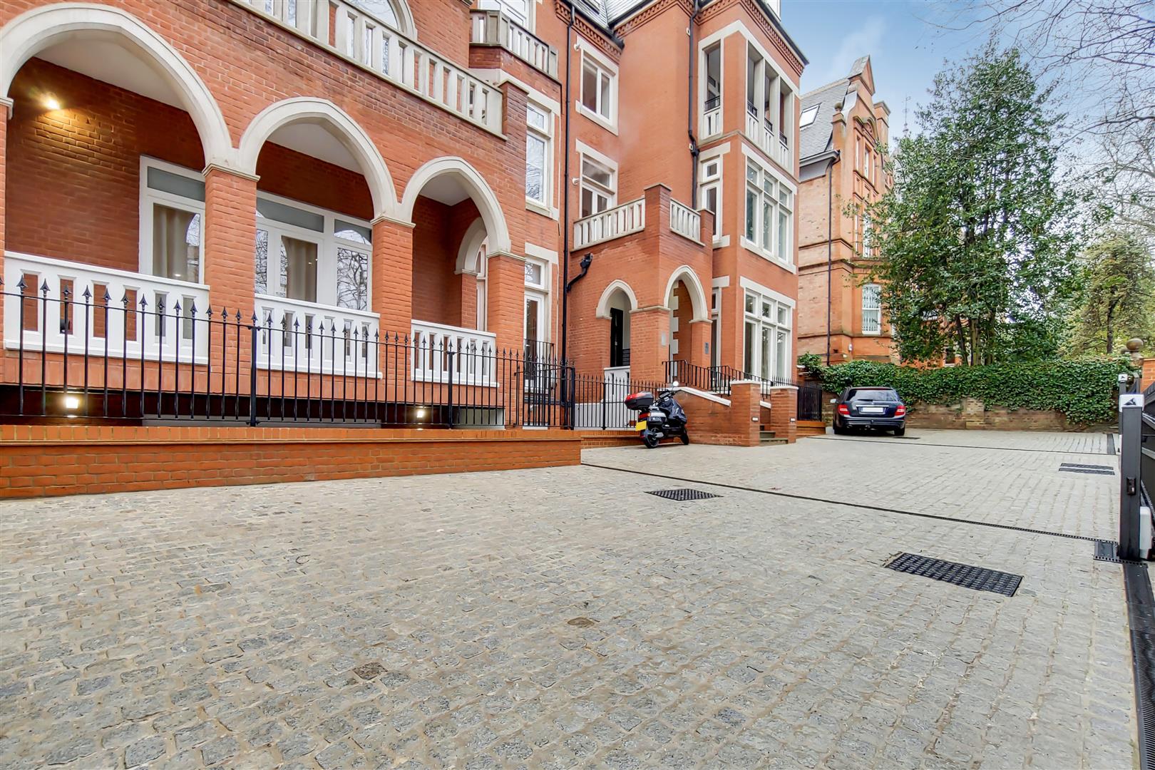 Flat Fitzjohn's Avenue in Greater London