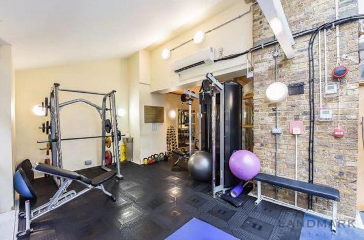 Room Westferry Road in Greater London