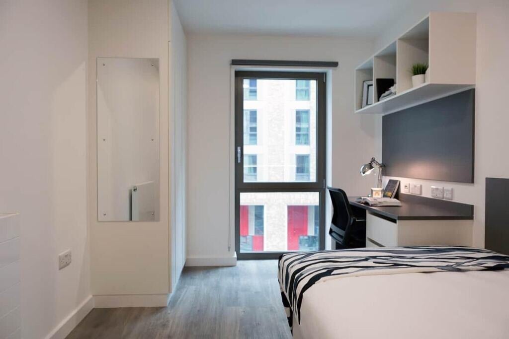 Room Paul Street in Greater London