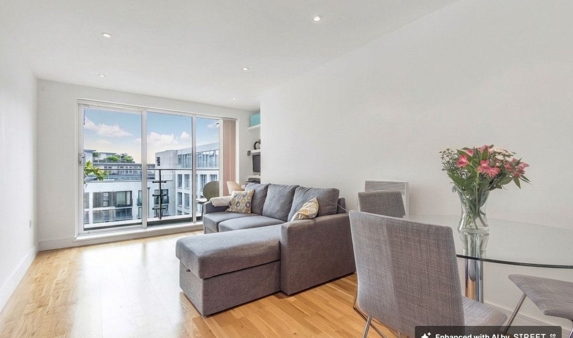 Flat Long Lane in Greater London
