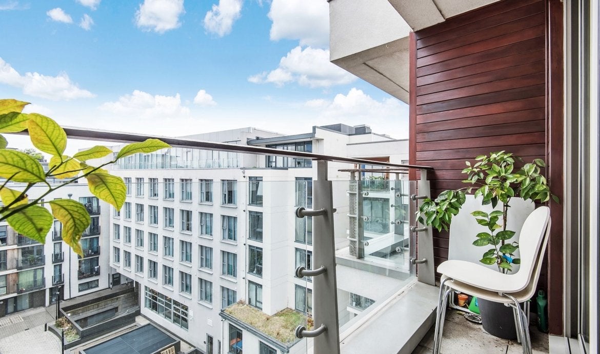 Flat Long Lane in Greater London