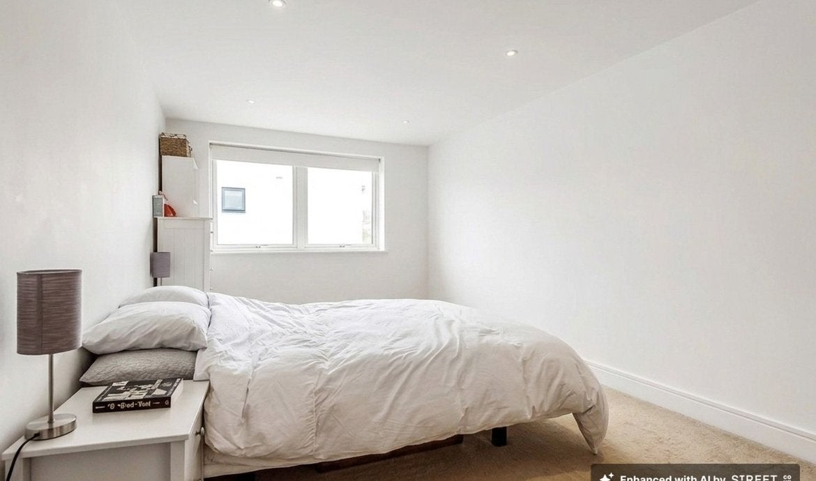 Flat Long Lane in Greater London