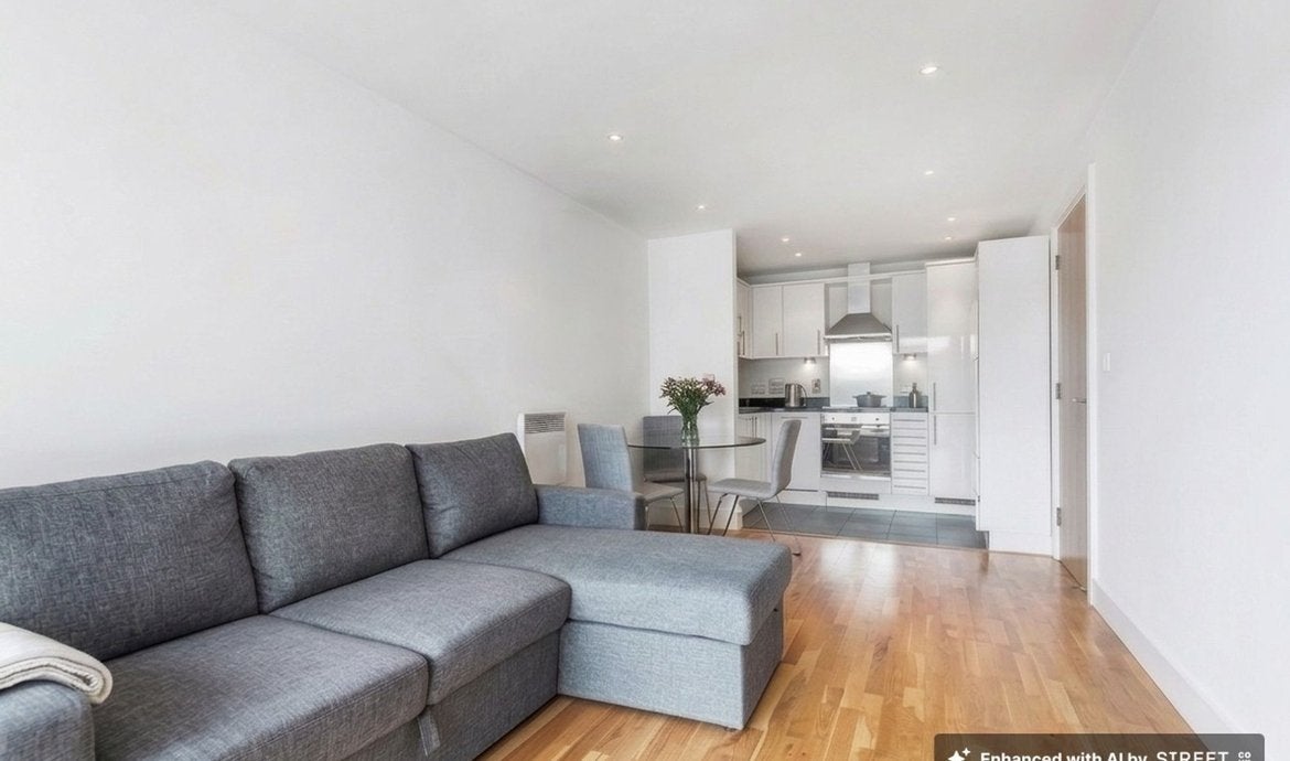 Flat Long Lane in Greater London