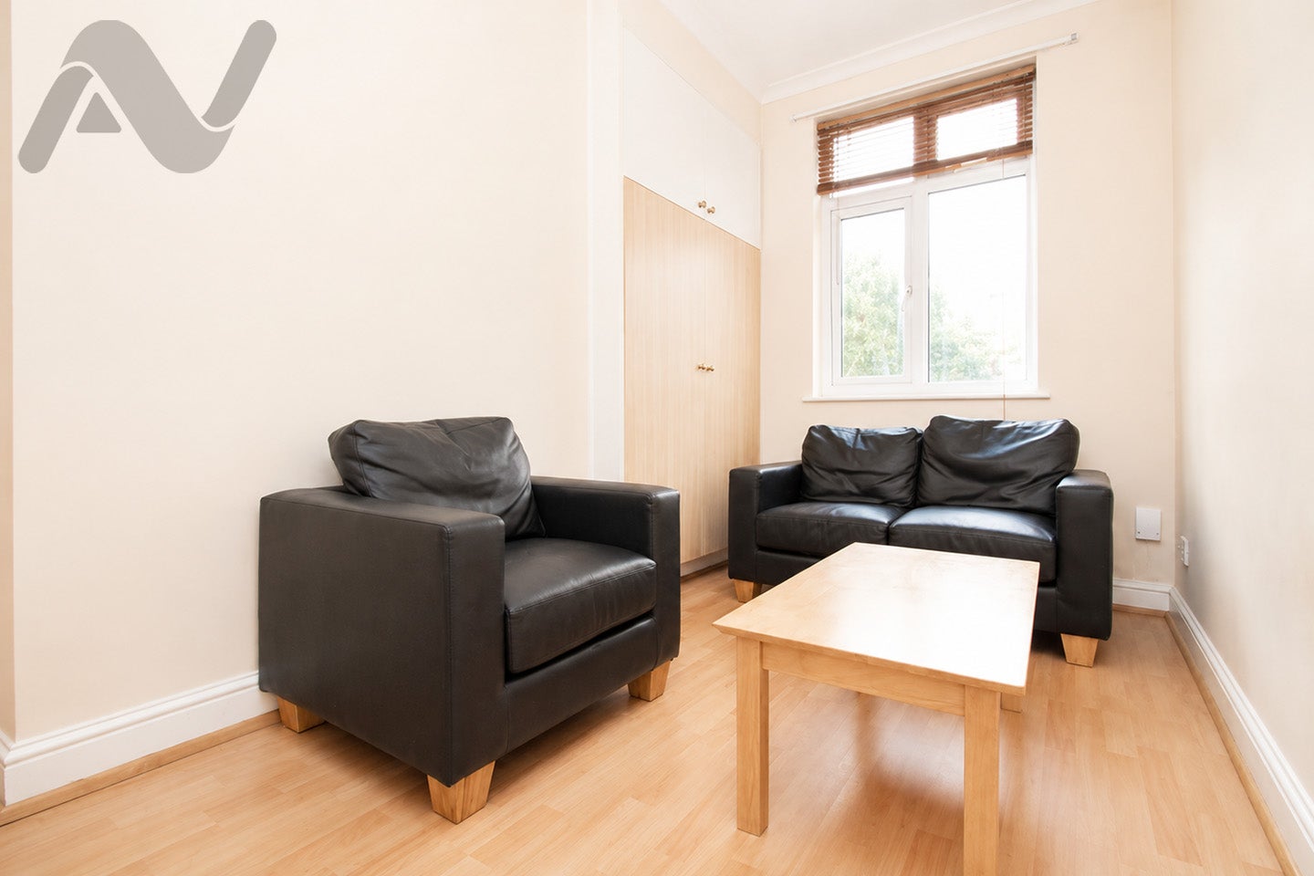 Flat Ella Road in Greater London