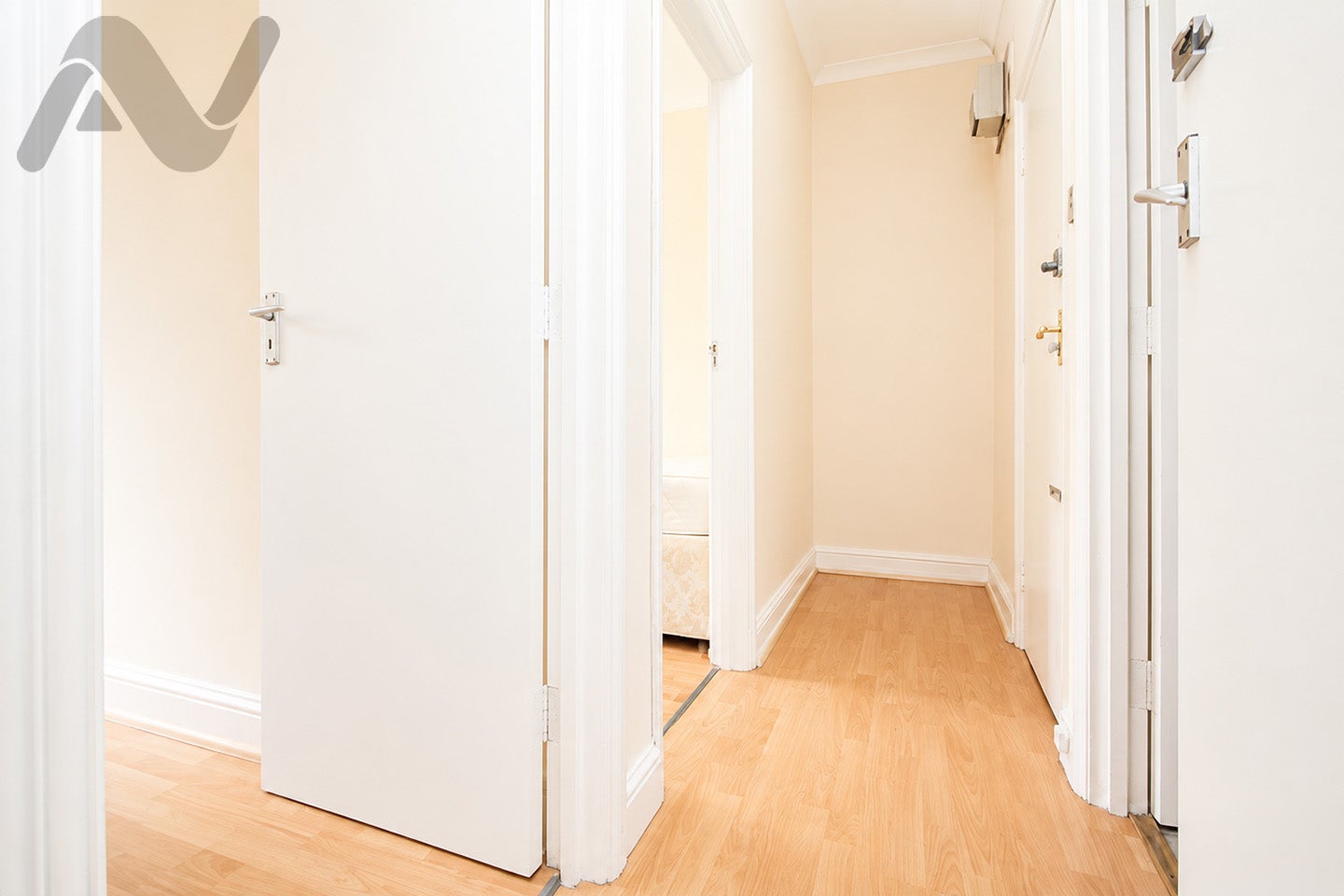 Flat Ella Road in Greater London