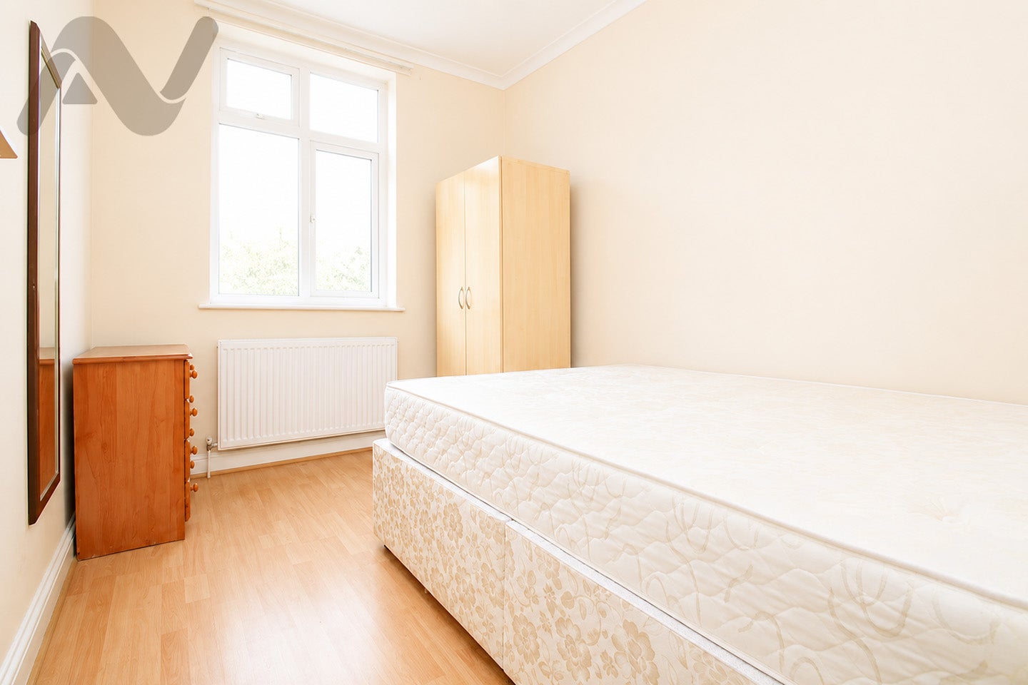 Flat Ella Road in Greater London