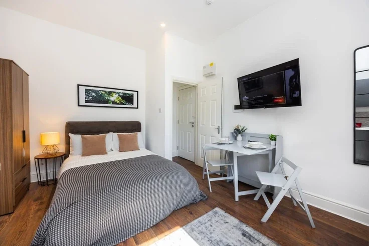 Flat Warwick Road in Greater London