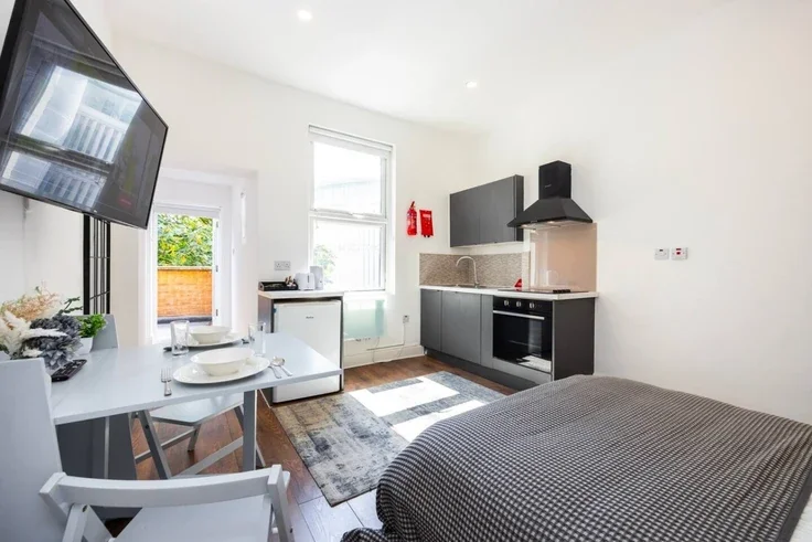Flat Warwick Road in Greater London