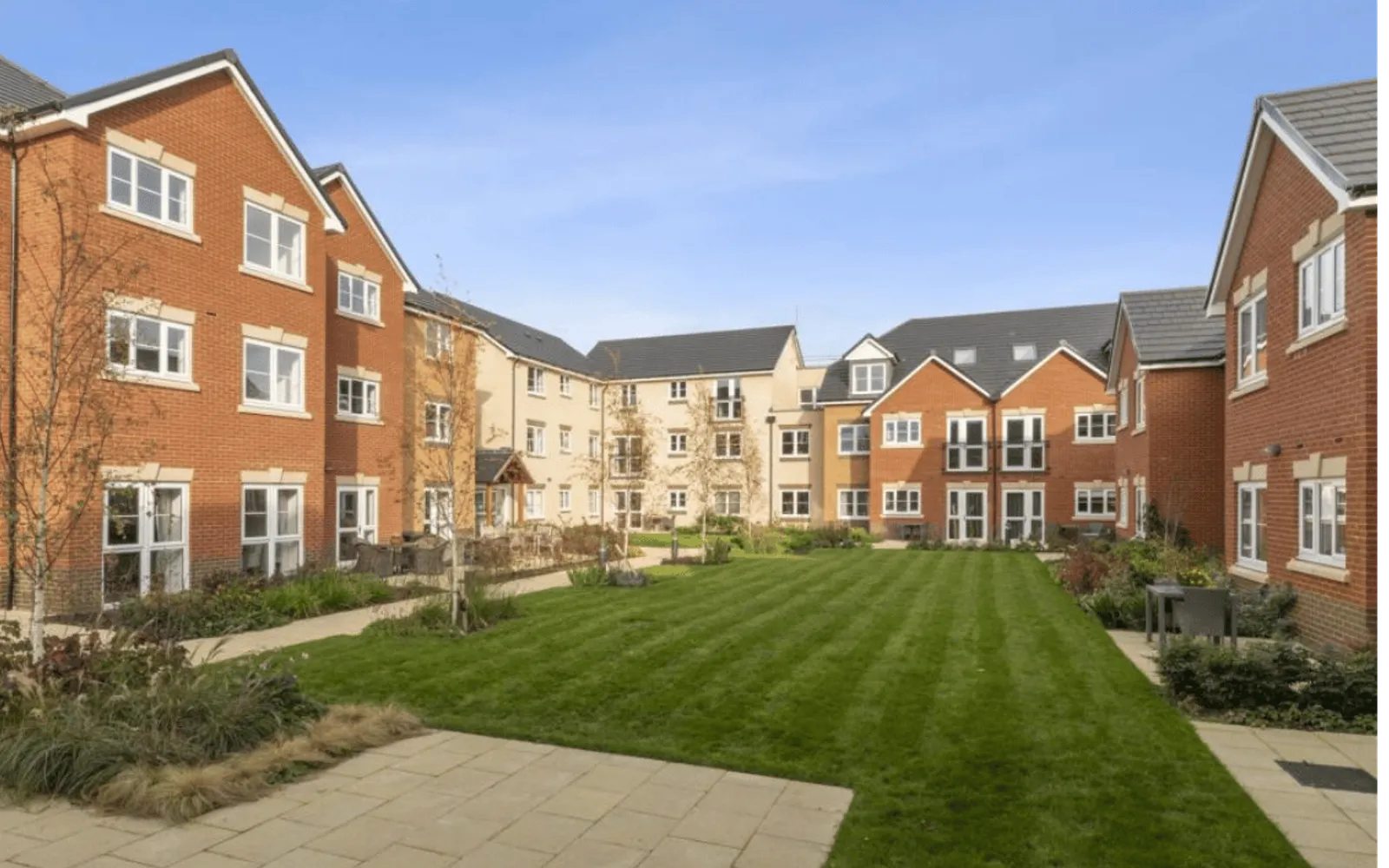 Flat Churchfield Road in Elmbridge