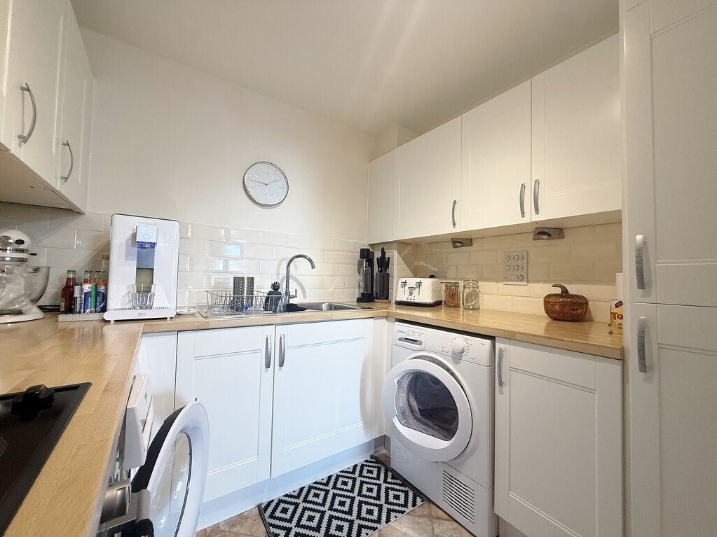 Flat Fratton Way in Portsmouth