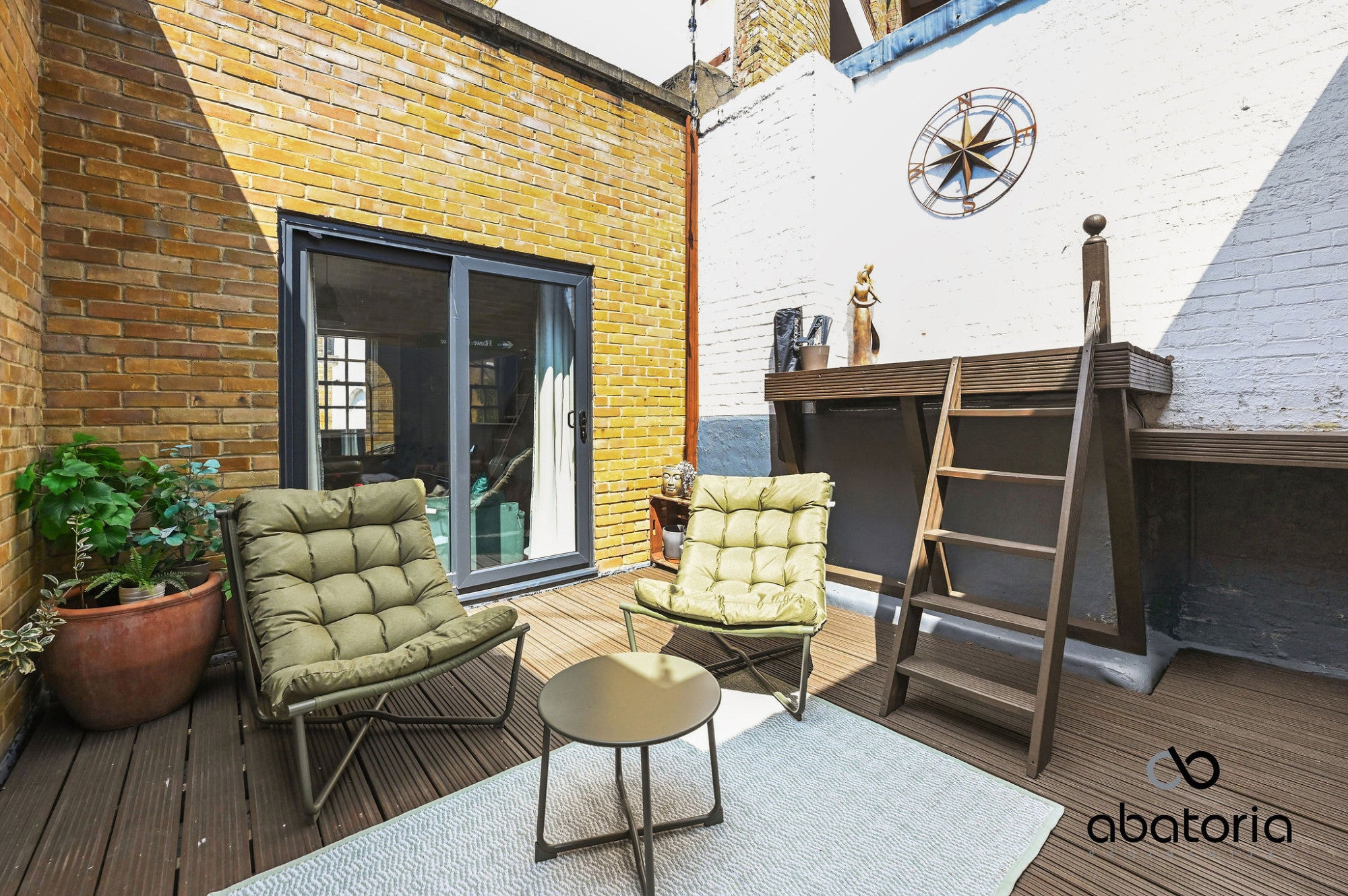 Flat Wapping Lane in Greater London