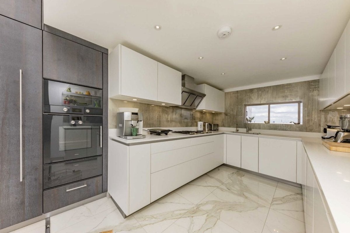 Flat Harbour Avenue in Greater London