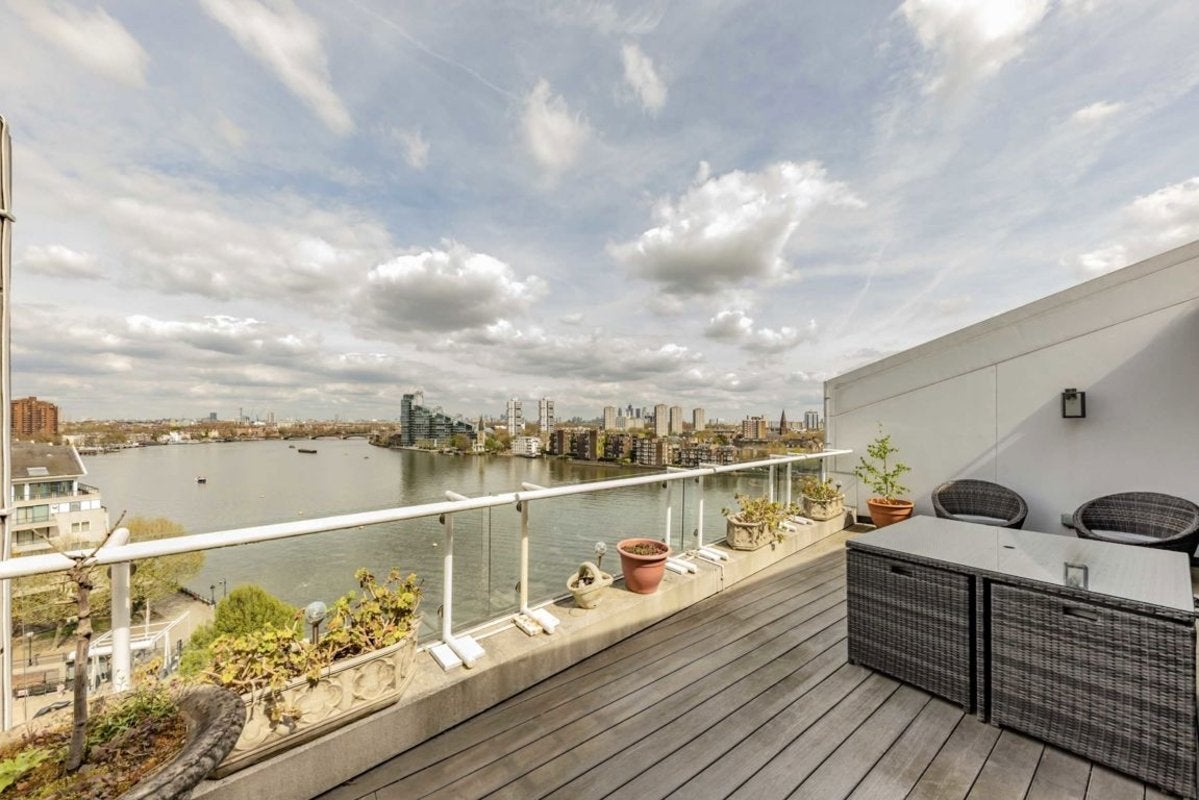 Flat Harbour Avenue in Greater London