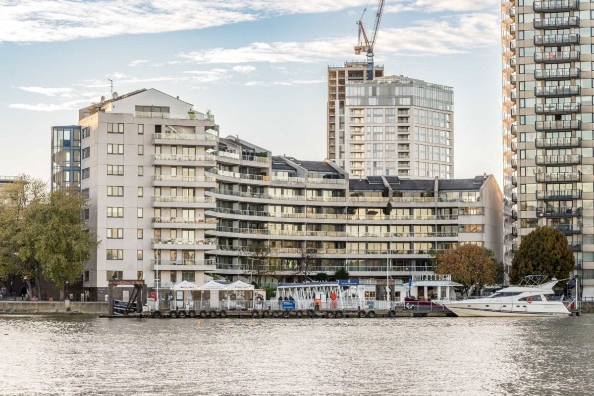 Flat Harbour Avenue in Greater London