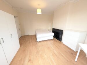 Room Dudden Hill Lane in Greater London