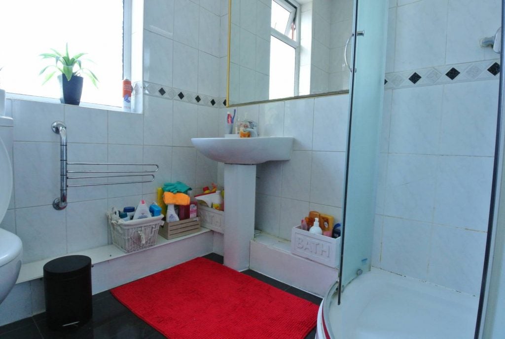 Room Dudden Hill Lane in Greater London