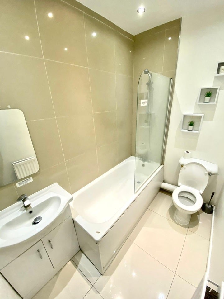 Room Farmer Road in Greater London