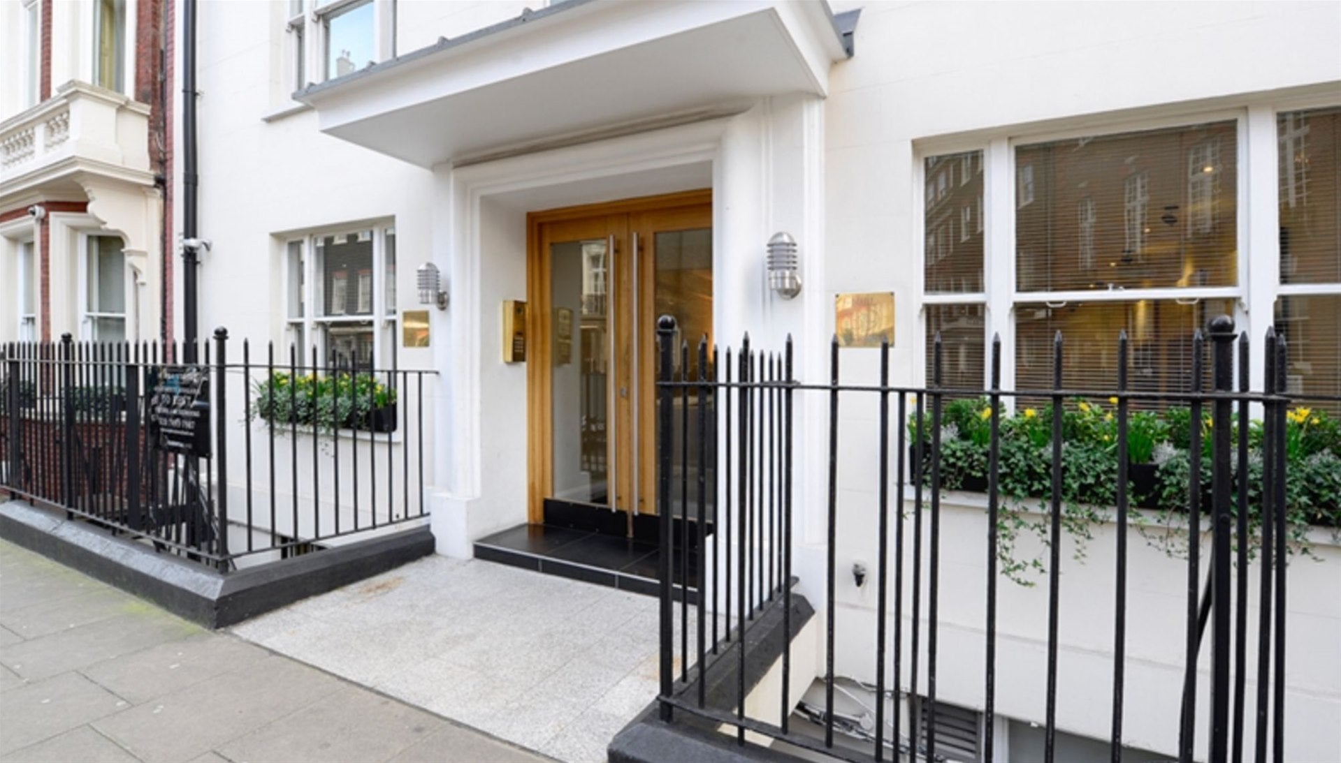 Flat Hill Street in City of Westminster