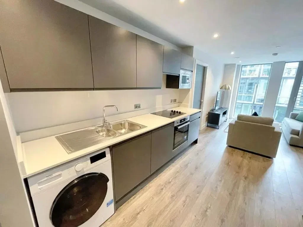 Room Trinity Way in Salford