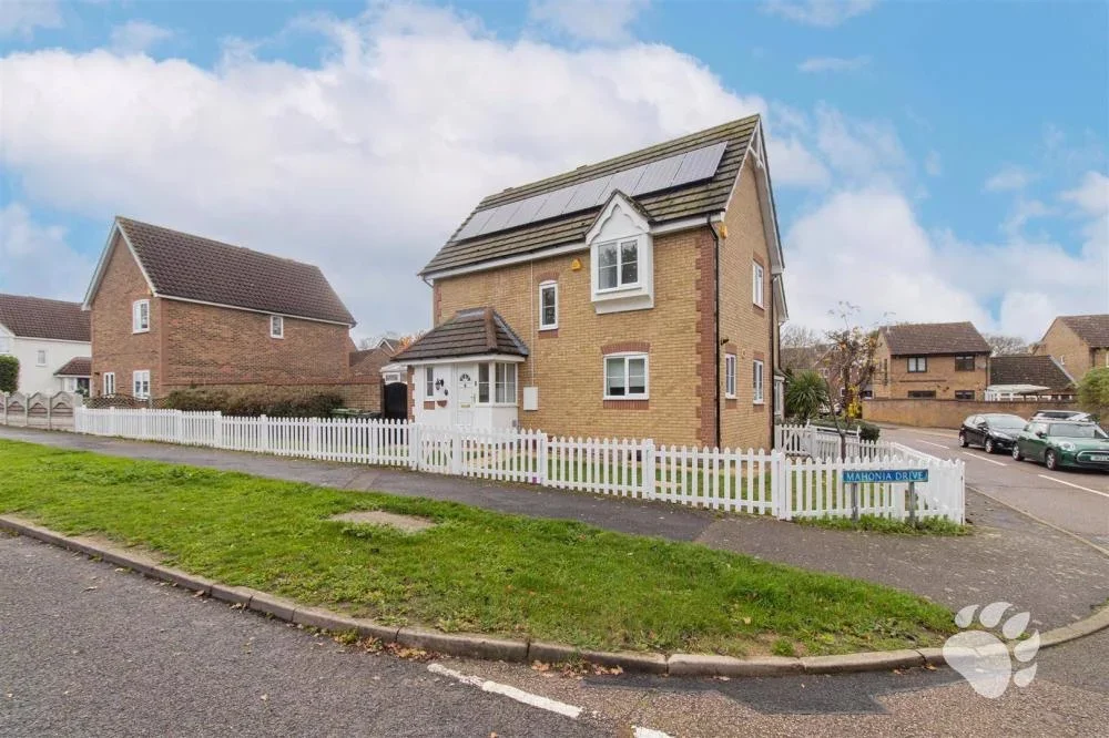 House Mahonia Drive in Basildon