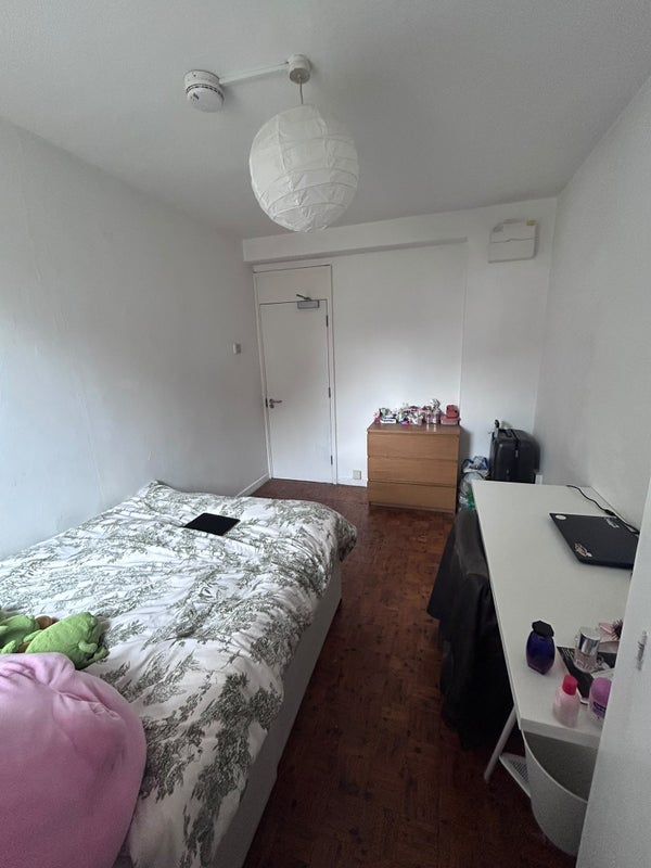 Room Meadow Road in Greater London