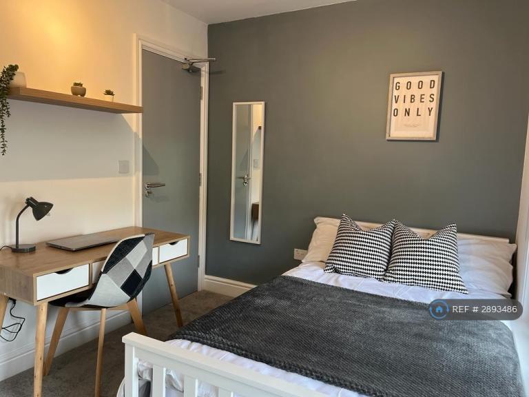 Room Cornwall Road in Gillingham