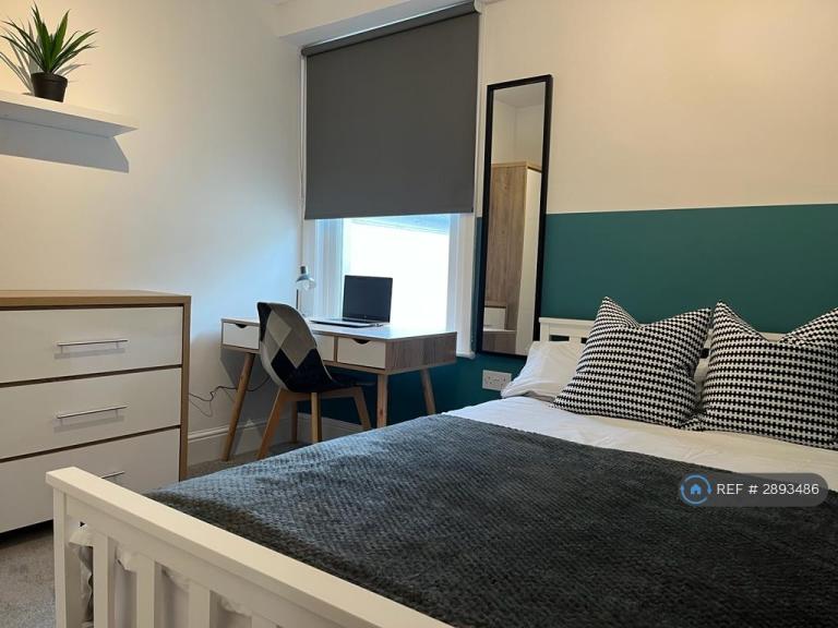 Room Cornwall Road in Gillingham