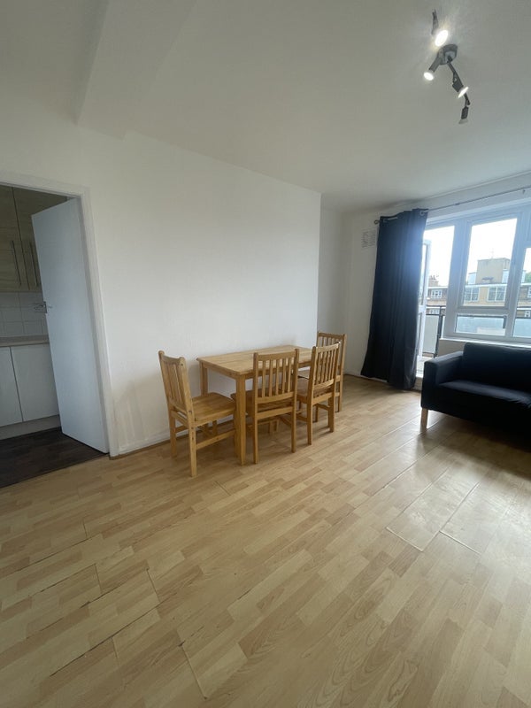 Flat Blythe Road in Greater London