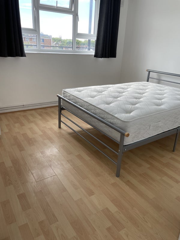 Flat Blythe Road in Greater London
