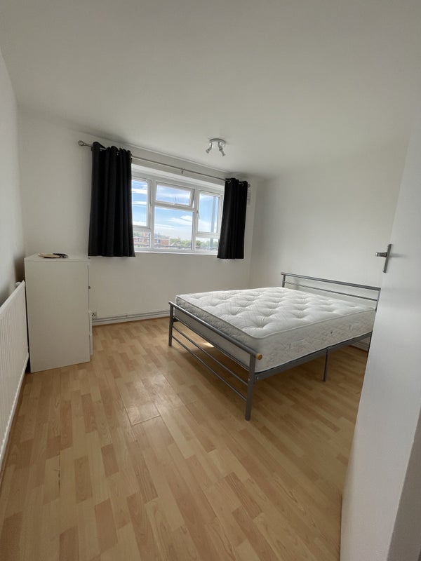 Flat Blythe Road in Greater London