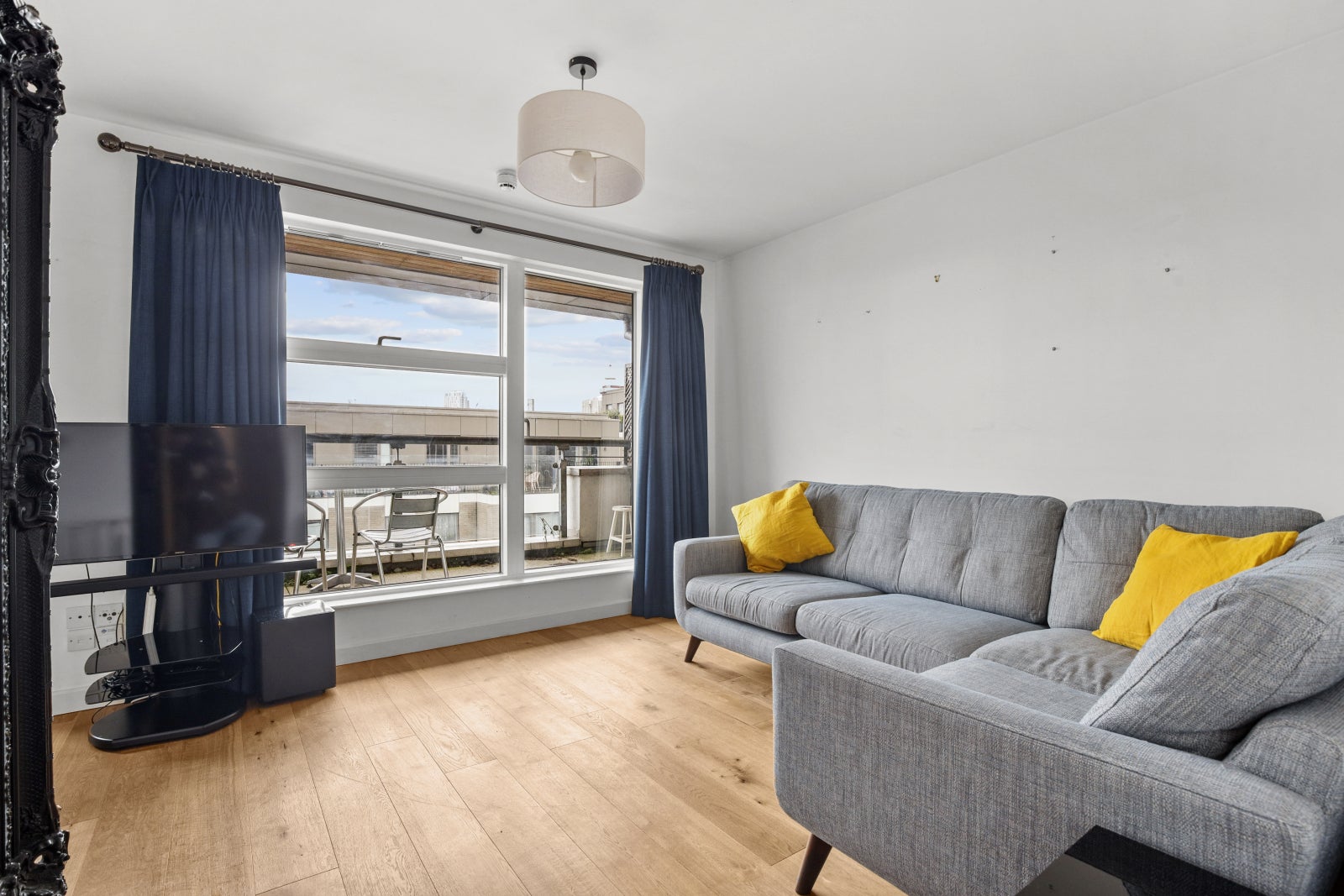 Flat De Beauvoir Crescent in Greater London