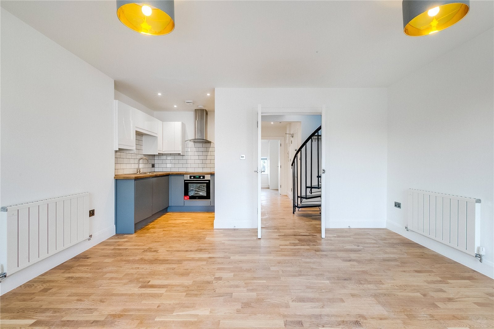 Flat Goulton Road in Greater London